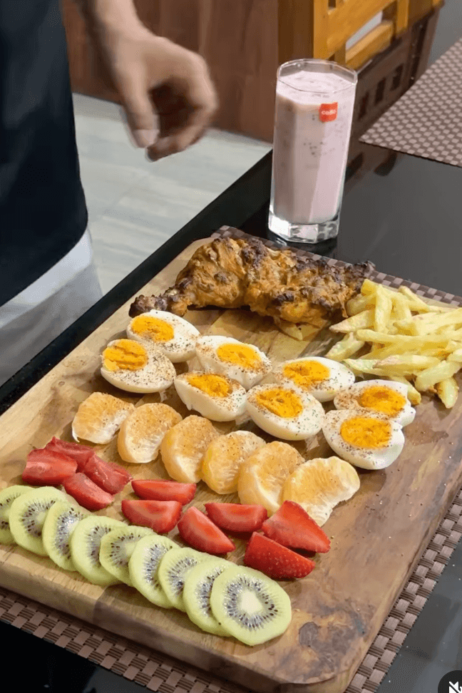 Pan chicken and eggs